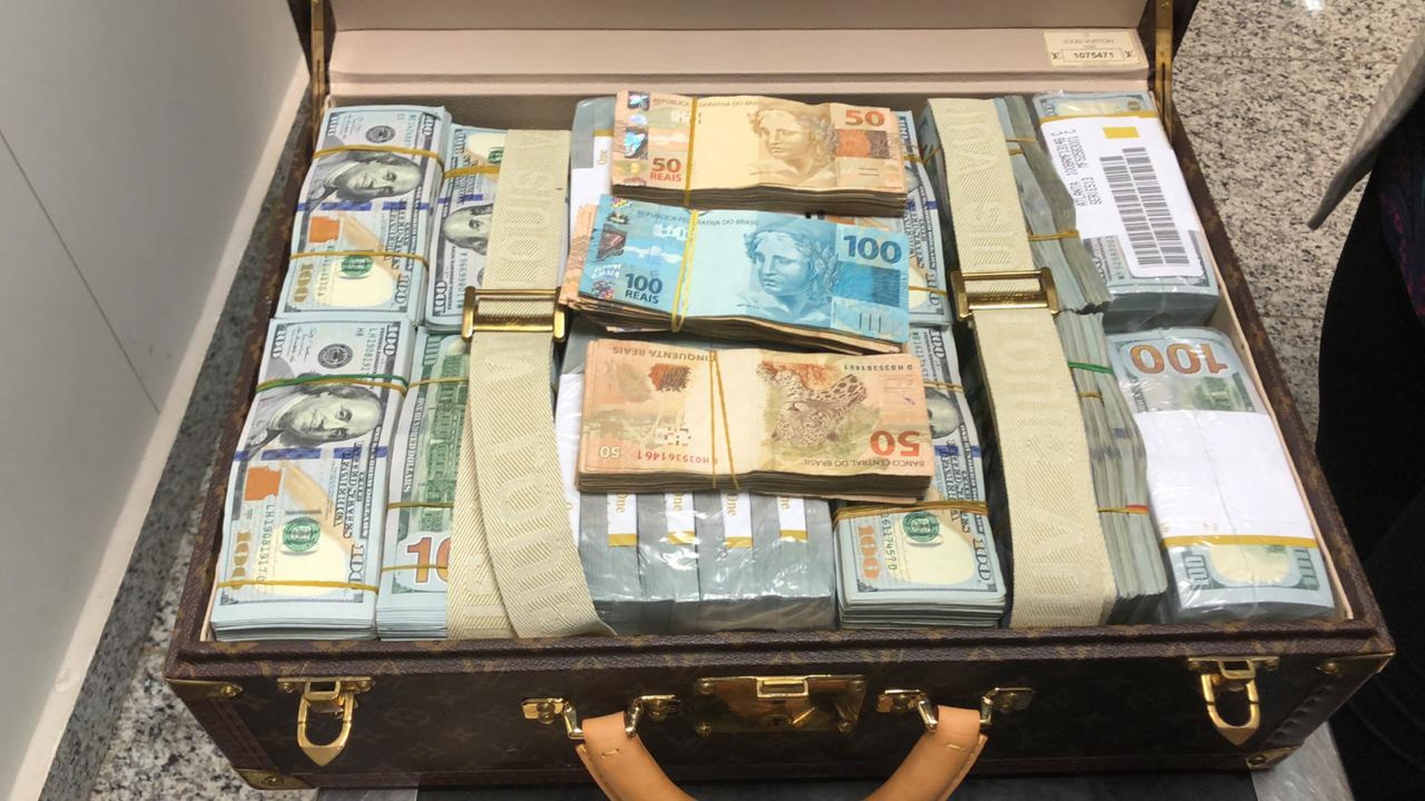 Em espécie, o filho do ditador de Guiné Equatorial levava cerca de US$ 1,5 milhão | Divulgação/Polícia Federal