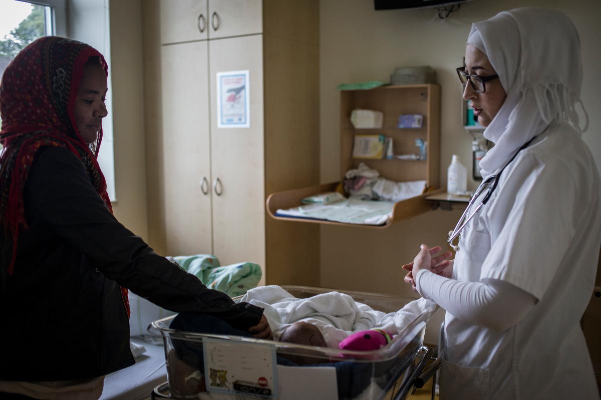 Roua Shaweesh, à direita, pediatra, com a mãe de um recém-nascido com graves defeitos congênitos, na Clínica da Costa Oeste em Heide, Alemanha | LENA MUCHA/
NYT