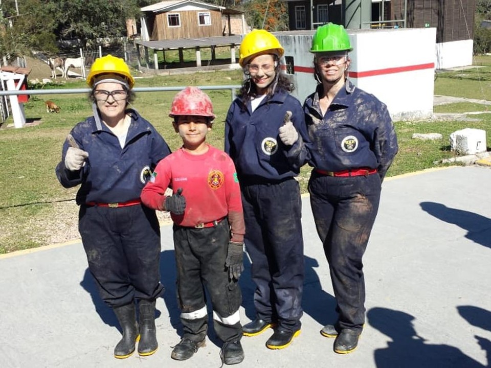 Os participantes realizam diversas atividades de aventura durante o curso | Divulgação/Academia Barro Preto