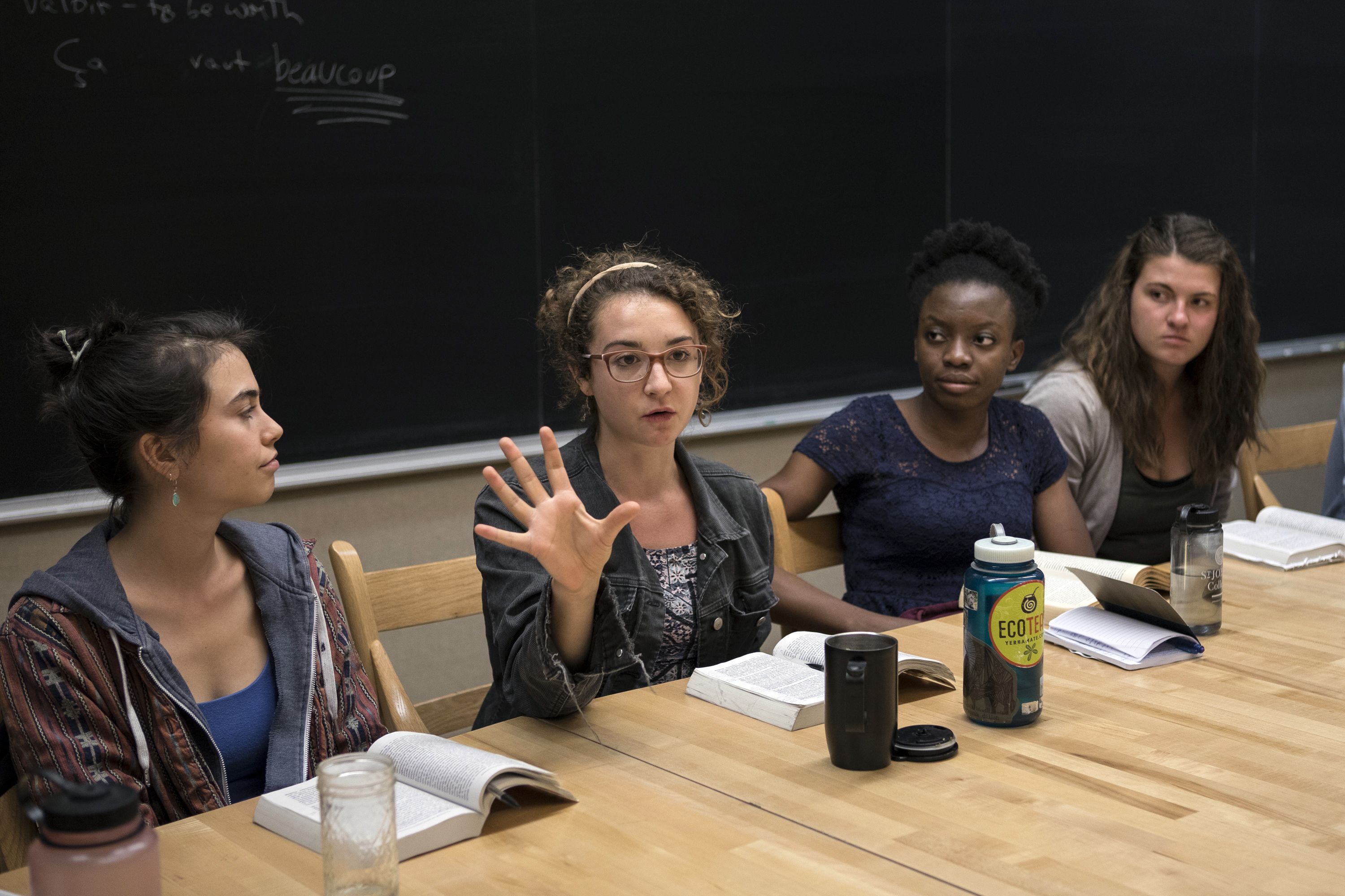 Estudantes discutem “Fenomenologia do espírito”, de Hegel, no Saint John’s College , no último dia 10 de setembro | Adria Malcolm/NYT