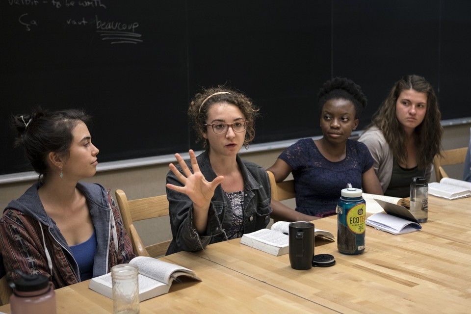Filosofia e grego antigo: armas para ensinar a pensar Estudantes discutem “Fenomenologia do espírito”, de Hegel, no Saint John’s College , no último dia 10 de setembro | Adria Malcolm/NYT