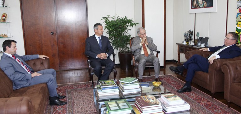 Barbosa (de terno cinza) foi recebido pelo ministro Blairo Maggi (à direita) nesta quinta-feira (27) | Noado Santos/Ministério da Agricultura