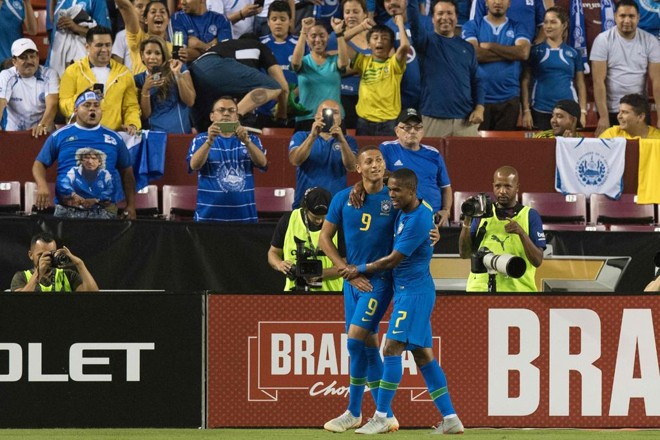 Richarlison comemora seu primeiro gol com a camisa da seleção brasileira diante de El Salvador | JIM WATSON/AFP