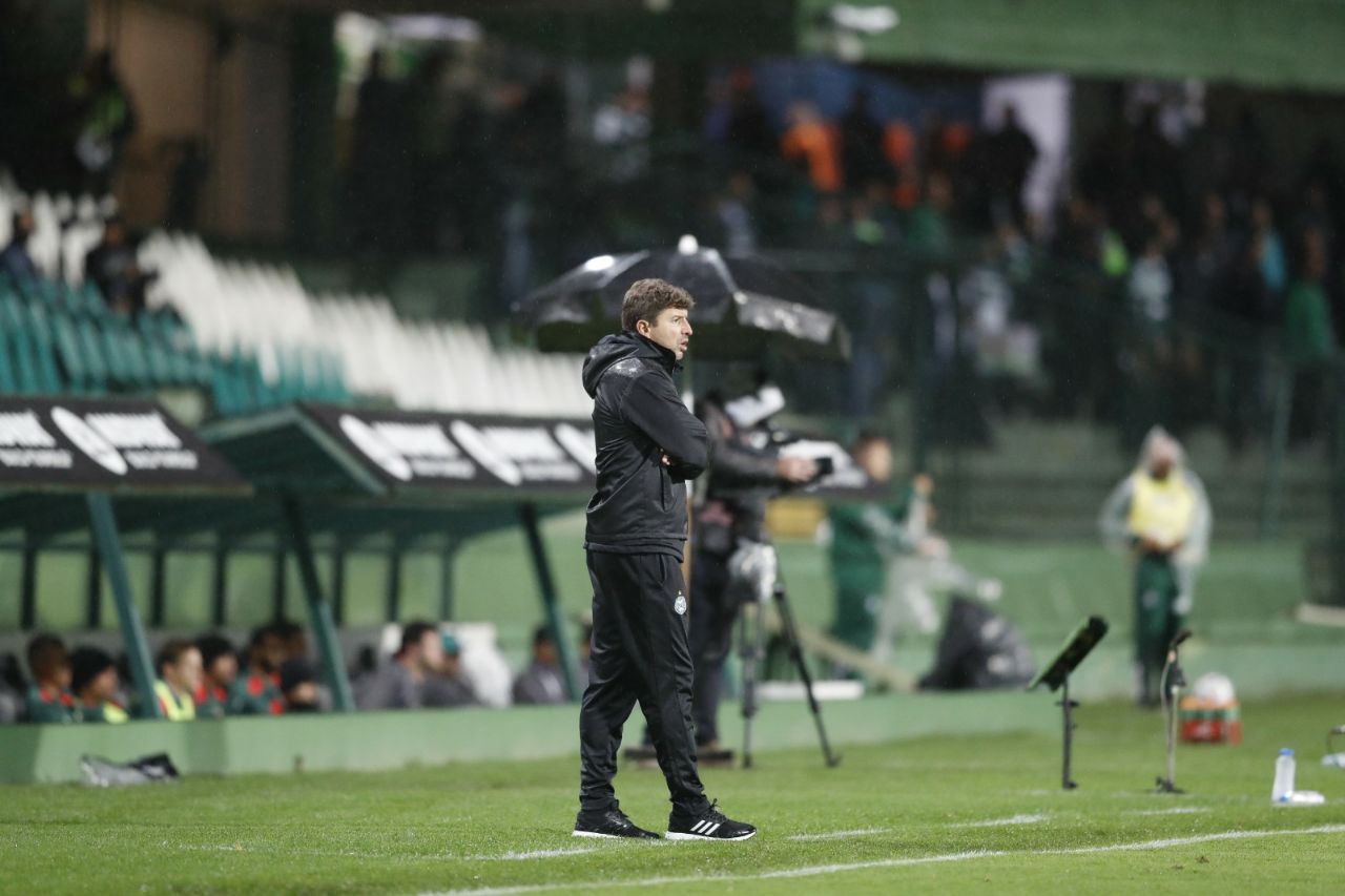 Apesar da vitória sobre o Boa Esporte, técnico Tcheco cobrou o elenco do Coritiba | Marcelo Andrade/Gazeta do Povo