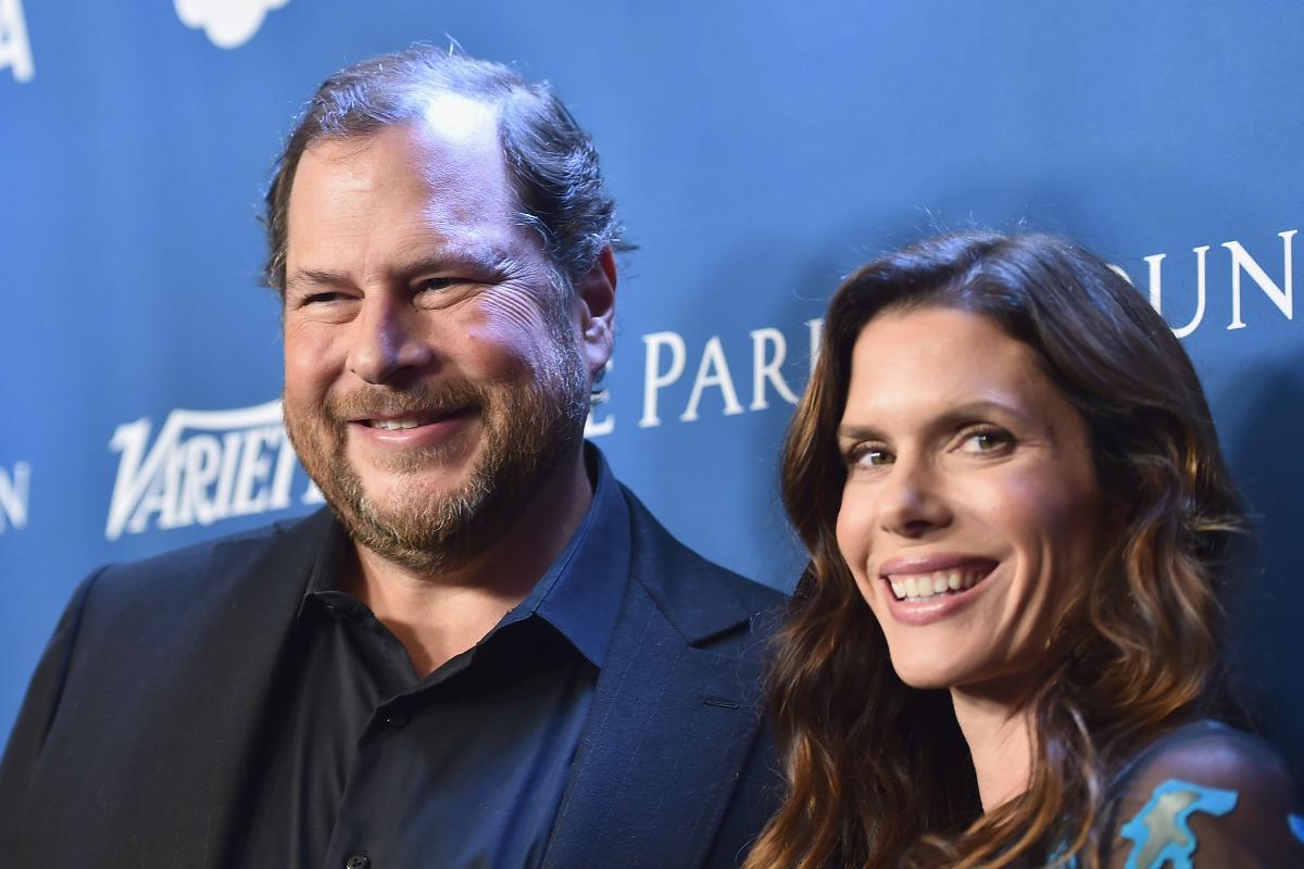 Marc Benioff e Lynne Benioff, em foto de 2016. O casal comprou a tradicional revista Time por US$ 190 milhões | ALBERTO E. RODRIGUEZ/ AFP