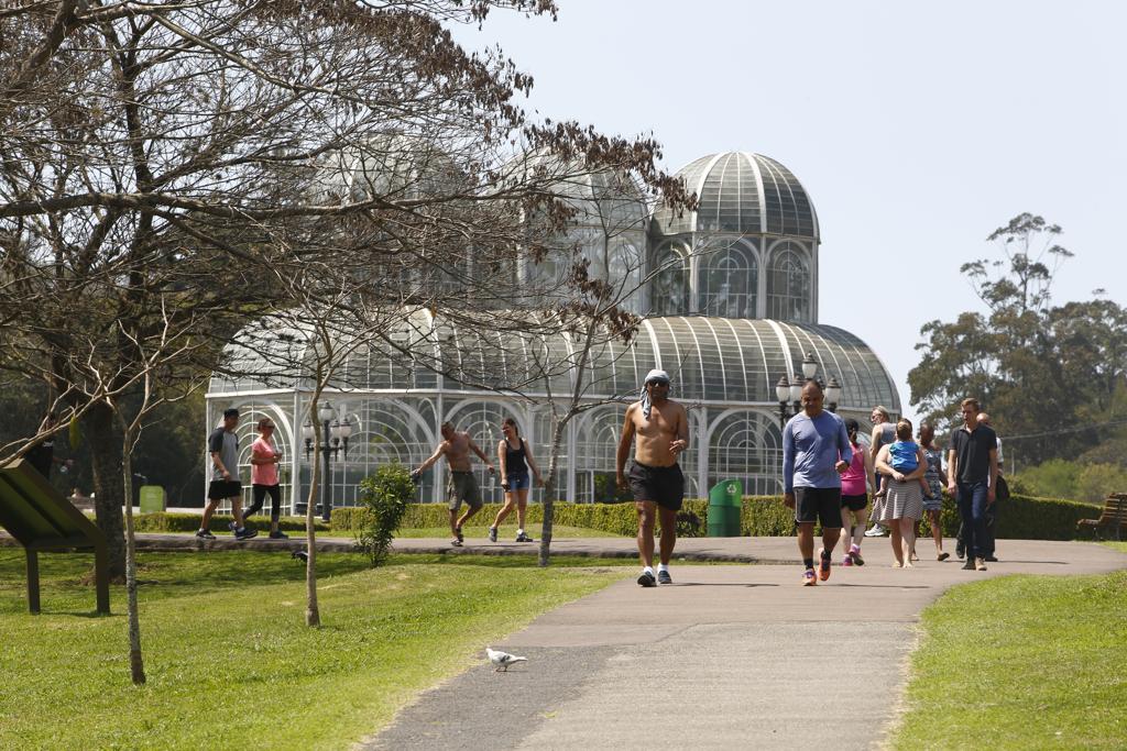 Calor de verão movimentou os parques de Curitiba neste início de primavera | Aniele Nascimento/Gazeta do Povo