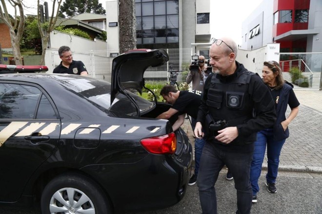 PF na saída da Agepar, em Curitiba, após busca e apreensão de documentos. | Aniele Nascimento/Gazeta do Povo