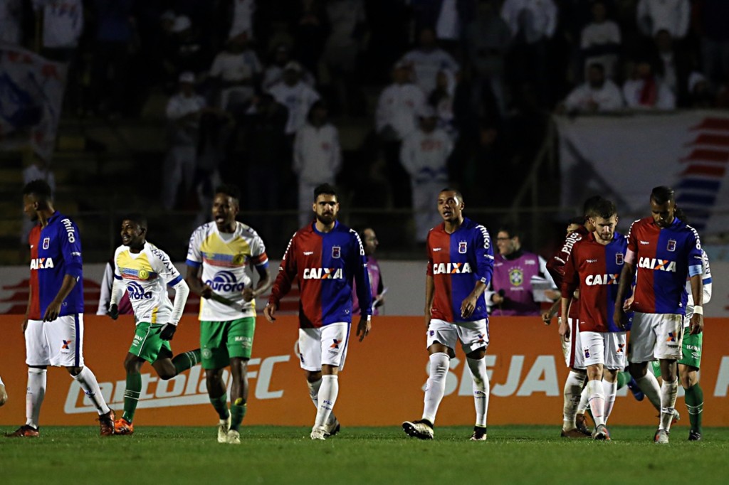 Equipe paranista lamenta o gol sofrido contra a Chapecoense no final da partida | Albari Rosa/Albari Rosa/Gazeta do Povo