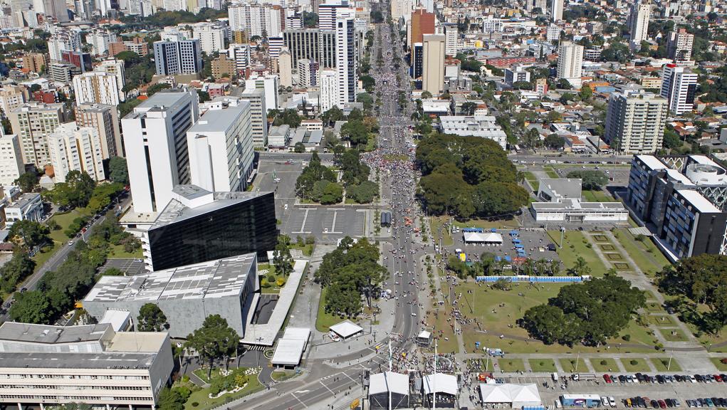 Trânsito deve ficar lento na Avenida Cândido de Abreu próximo à praça Nossa Senhora de Salete | Antônio More /Arquivo/Gazeta do Povo