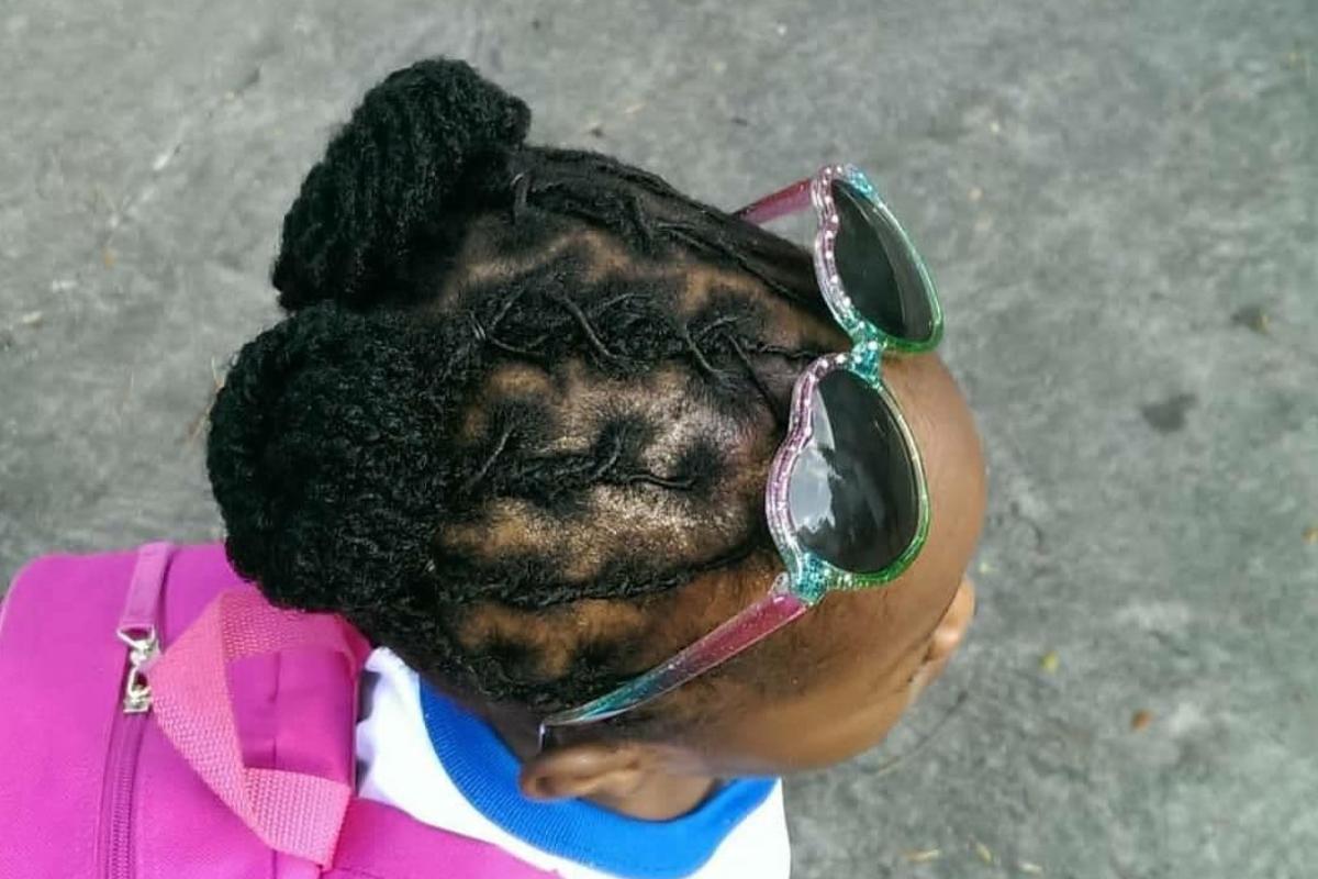 Sherine Virgo, mãe da menina identificada como Z no processo, acionou a Suprema Corte jamaicana para que a criança não precisasse cortar os cabelos para ir à escola. | Sherine Virgo/Arquivo pessoal