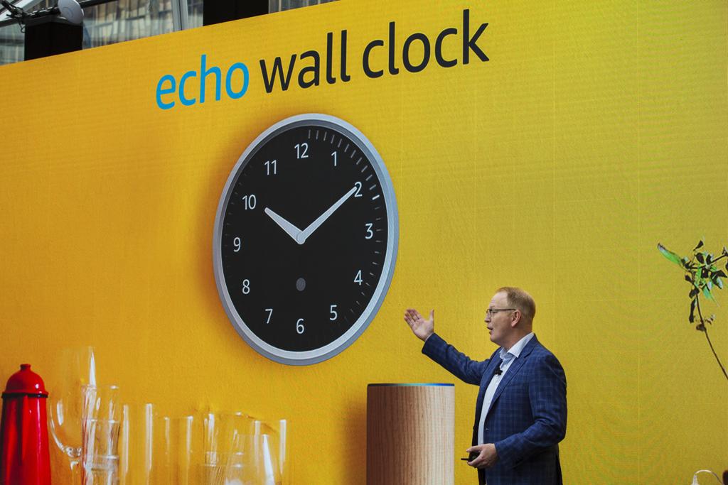 O relógio de parede inteligente da Amazon. | Andrew Burton/Bloomberg