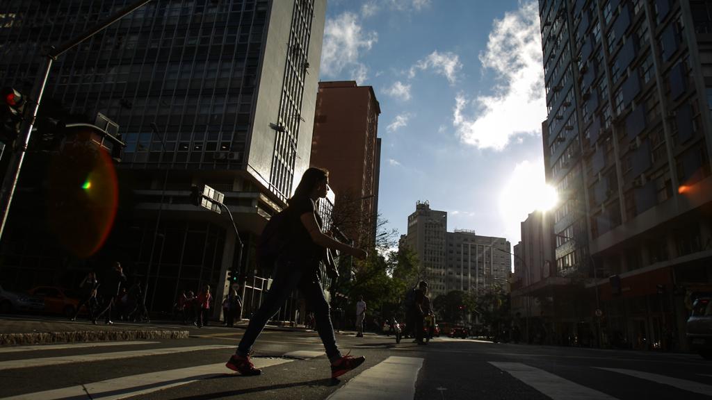 O tempo vai ficar aberto durante a maior parte do dia — mas a chuva chega ainda nesta quarta-feira a Curitiba | Daniel Castellano/Gazeta do Povo