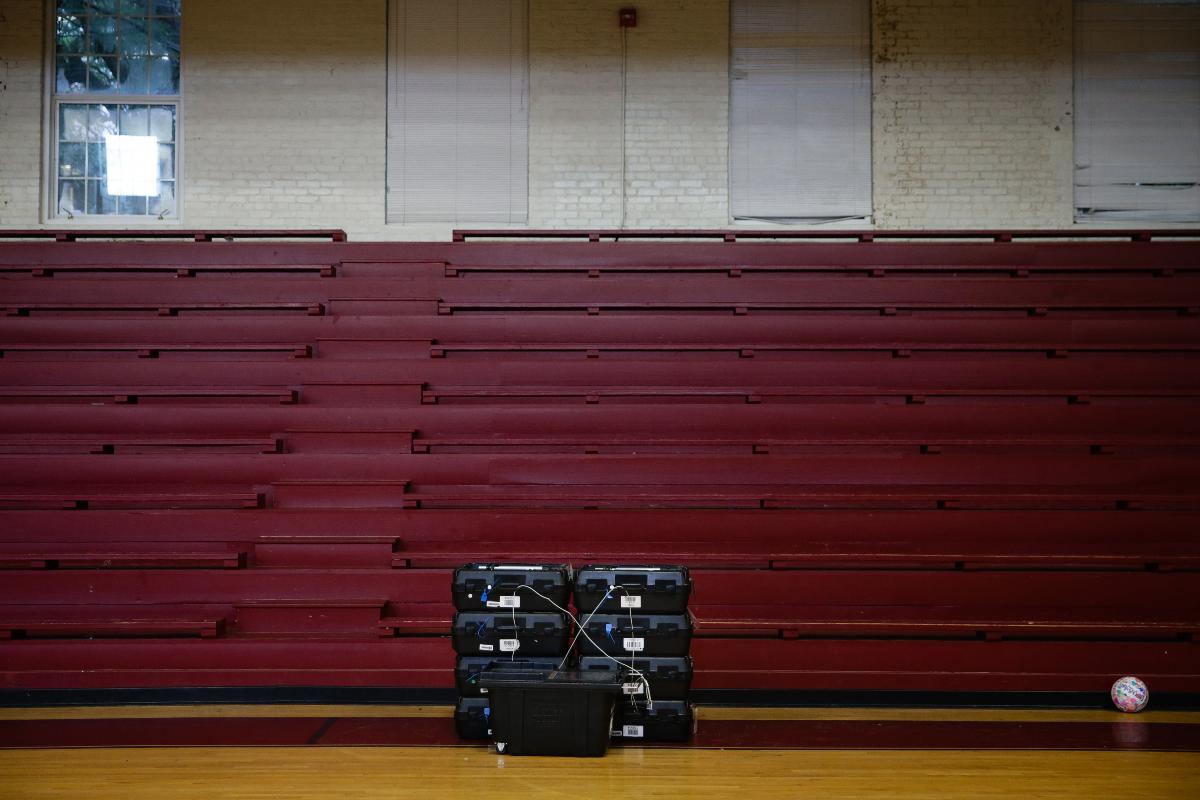 Urnas eletrônicas empilhadas em seção eleitoral na Geórgia, após primárias em maio | Elijah NouvelageBloomberg