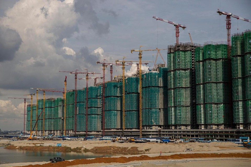 Conjunto de torres residenciais sendo construídas em Johor Bahru, na Malásia, como parte de um projeto imobiliário desenvolvido com capitais chineses | LAUREN DECICCANYT