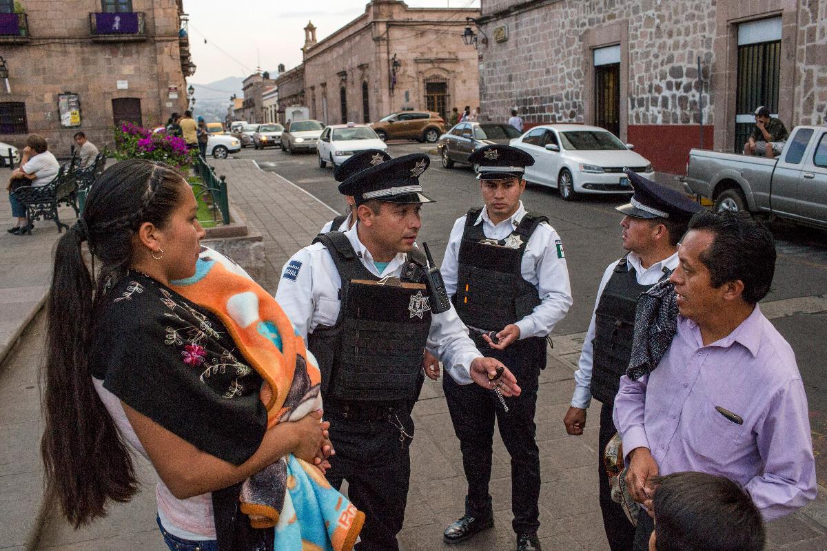 Policiais de Morelia dão orientação a pedestres | BRETT GUNDLOCK/NYT
