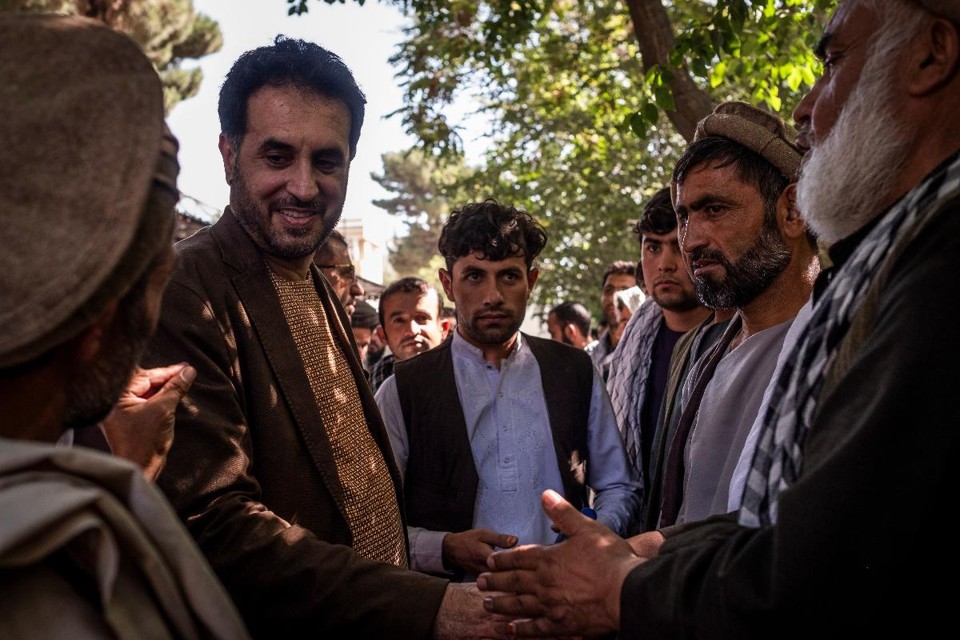 Asadullah Khalid conversa com apoiadores em Cabul | JIM HUYLEBROEK/
NYT
