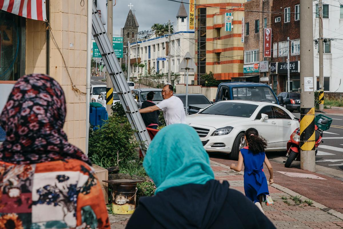 Coreano olha para imigrantes iemenitas na ilha de Jeju | JUN MICHAEL PARK/
NYT