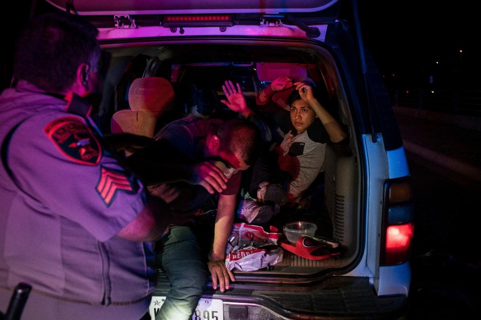 Como funciona o tráfico de imigrantes ilegais nos Estados Unidos Agentes da Patrulha da Fronteira resgatam imigrantes ilegais que estavam sendo transferidos de esconderijo por contrabandistas | TODD HEISLER/NYT