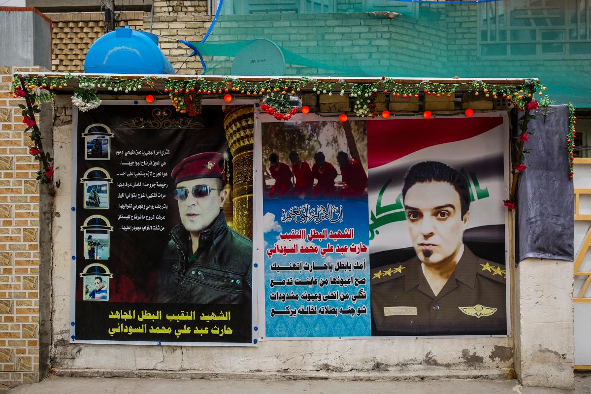 Mural homenageuia o capitão Harith al-Sudani, na frente da casa da família dele, em Bagdá | IVOR PRICKETT/NYT