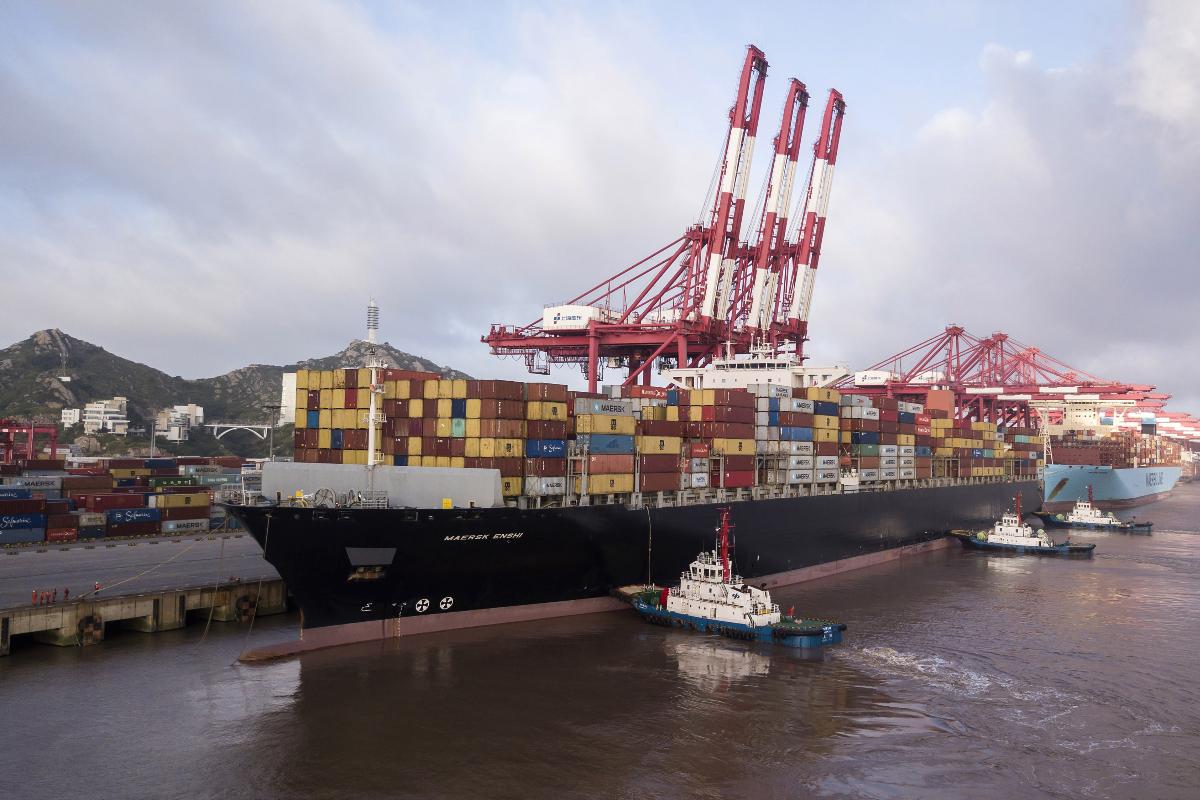 Navio é carregado no porto de Xangai, na China | Qilai ShenBloomberg