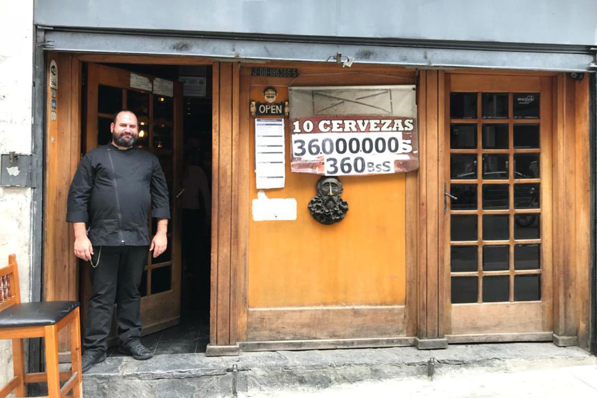 Freddy de Freitas em frente à entrada de seu restaurante, em Caracas | Rachelle Krygier/Washington Post