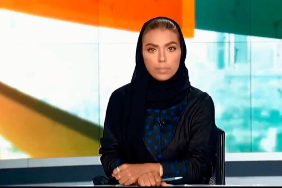 Pela primeira vez, principal emissora da Arábia Saudita tem mulher como âncora Jornalista Wean Al Dakheel é a primeira âncora de jornal na principal TV saudita | Twitter/Weam Al Dakheel