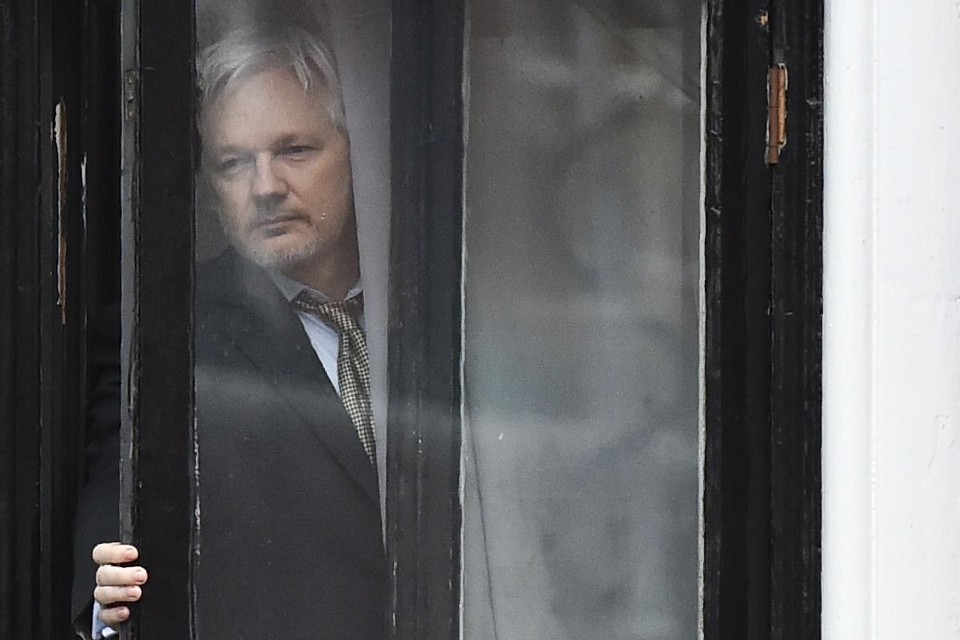 O fundador do Wikileaks, Julian Assange, na sacada da embaixada equatoriana em Londres, fevereiro de 2016 | BEN STANSALL/ AFP