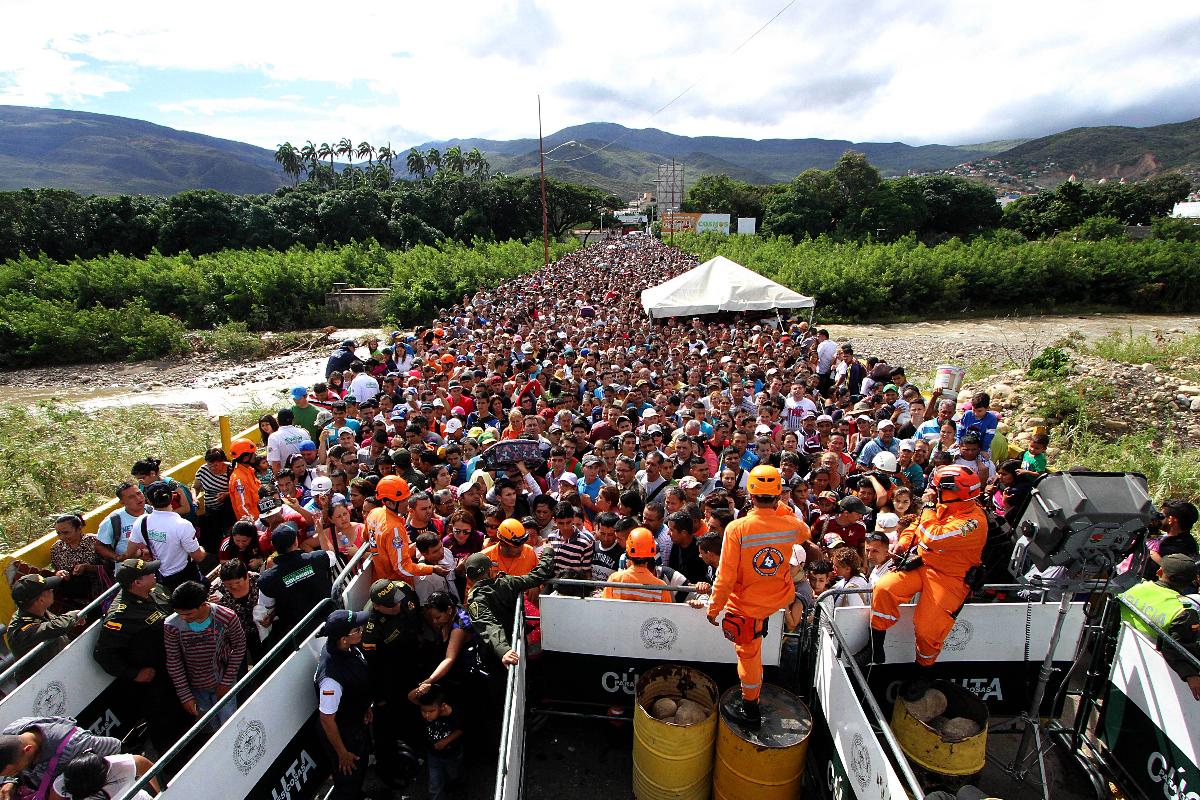 Venezuelanos fogem do país pela ponte Simon Bolívar, que separa as cidades de Santo Antonio del Tachira de Cucuta, na Colômbia | GEORGE CASTELLANOS/AFP