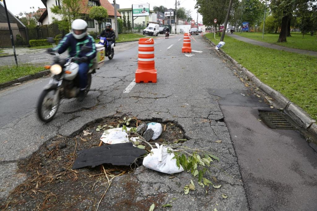Uma das faixas da Avenida Arthur Bernardes no Portão segue fechada na manhã desta sexta-feira (19) | Aniele Nascimento/Gazeta do Povo