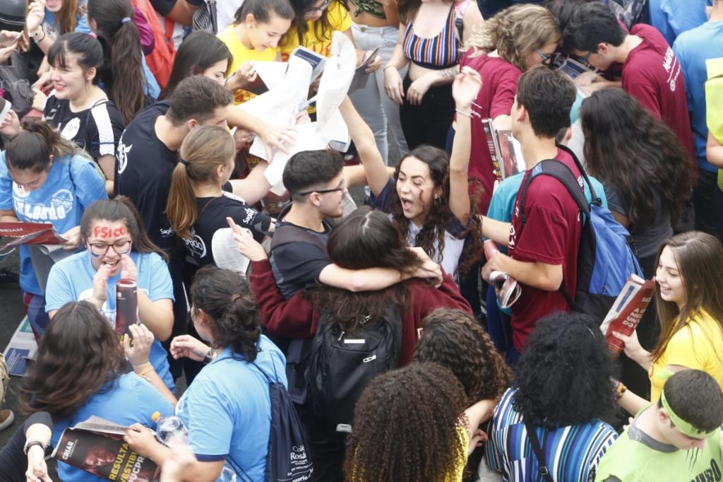 Calouros comemoram a aprovação no vestibular da PUC no câmpus do Prado Velho nesta terça-feira. | Anniele Nascimento/Gazeta do Povo