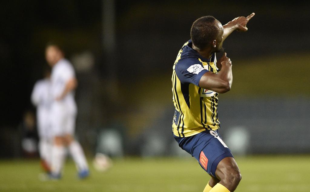 Bolt comemora gol pelo Central Coast Mariners, da Austrália, com o tradicional trovão. | PETER PARKS/AFP