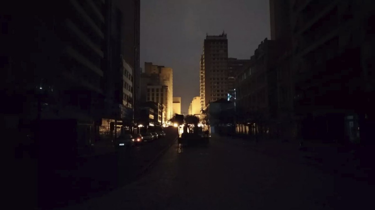Parte do Centro de Curitiba ficou sem luz devido a um problema na rede subterrânea que pode ter sido causado pelos temporais | Tony Matoso/RPC