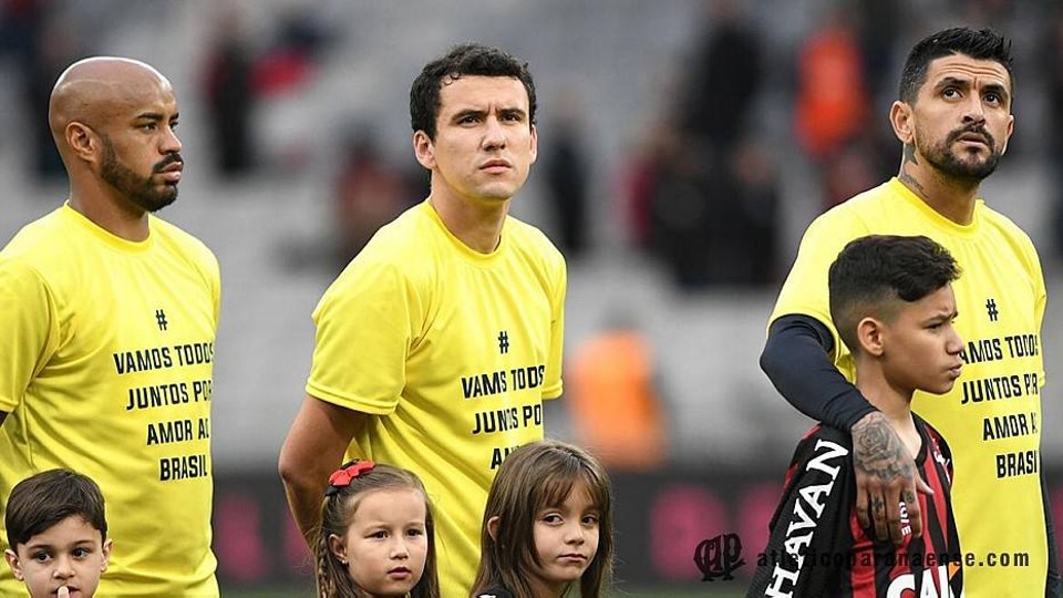 Jogadores com a camisa amarela e os dizeres “Vamos todos juntos por amor ao Brasil”. Procuradoria do STJD denuncia falta de aval da CBF. | /Divulgação Atlético-PR