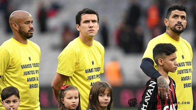 Jogadores com a camisa amarela e os dizeres “Vamos todos juntos por amor ao Brasil”. Procuradoria do STJD denuncia falta de aval da CBF. | /Divulgação Atlético-PR