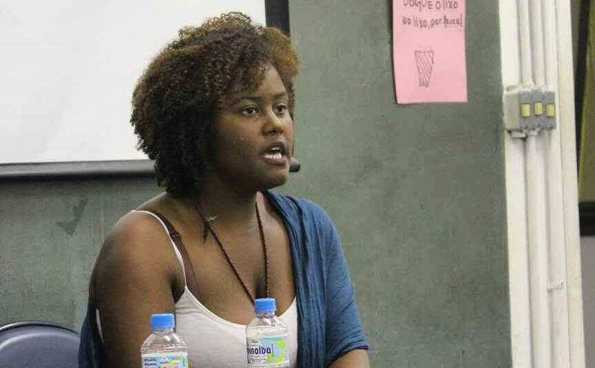 A professora Odara Dèle. A Secretaria da Educação de São Paulo informou  ter chamado os responsáveis pelos alunos que fizeram a ofensa para que tomassem conhecimento do fato | YouTube/Reprodução