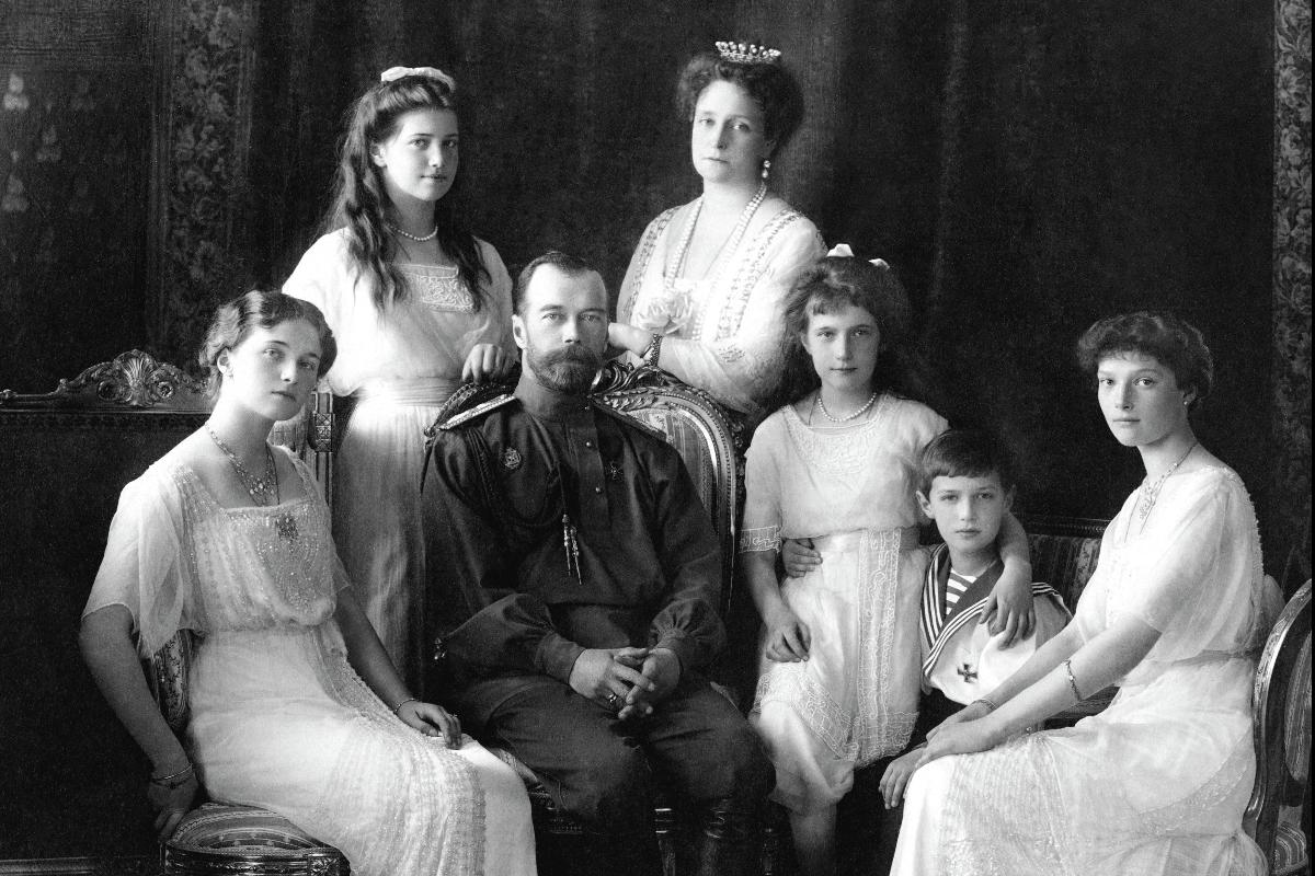 A família imperial russa em 1913. Da esquerda para a direita: Olga, Maria, Nicolau II, Alexandra Feodorovna, Anastásia, Alexei e Tatiana | Wikipedia/ Domínio Público