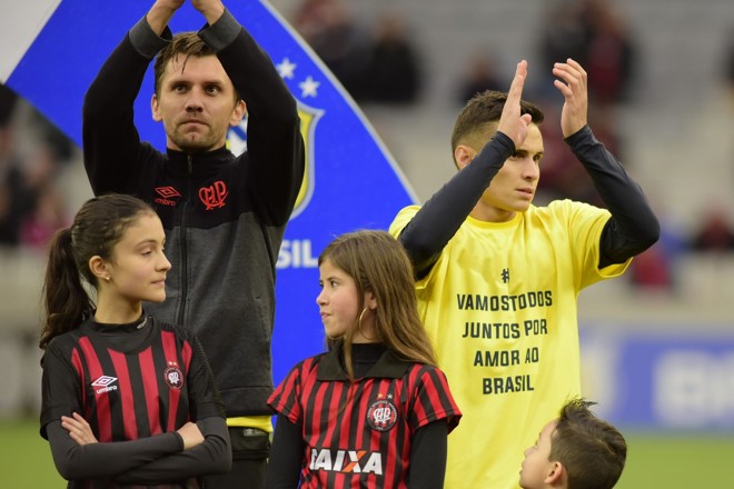 Paulo André (à esqueda) colocou um agasalho sobre a camiseta amarela sugerida pela diretoria do Atlético | /REINALDO REGINATO/FOTOARENA/FOTOARENA/ESTADÃO CONTEÚDO