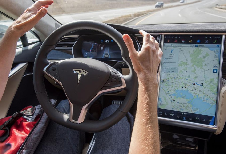 Um jornalista testa o Tesla S numa feira em Palo Alto, Califórnia. | David Paul Morris/Bloomberg