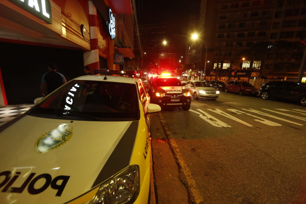 Vizinhos acionaram a polícia após não conseguirem contato com morador do apartamento. | Lineu Filho/Tribuna do Paraná