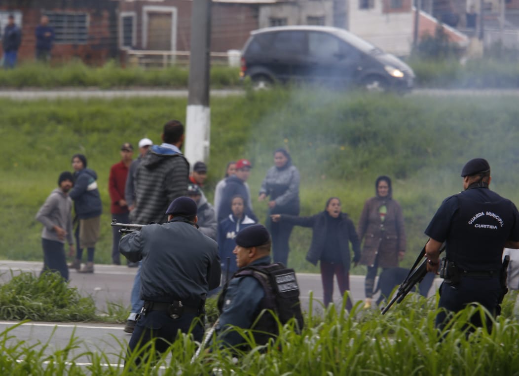 Guarda Munnicipal dispara contra os manifestantes no Contorno Sul. | Átila Alberti/Tribuna do Paraná