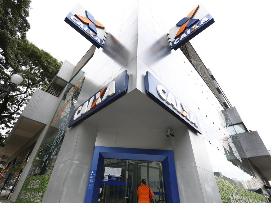 Fachada da Caixa Econômica na praça Osório, em Curitiba | Aniele Nascimento/Gazeta do Povo