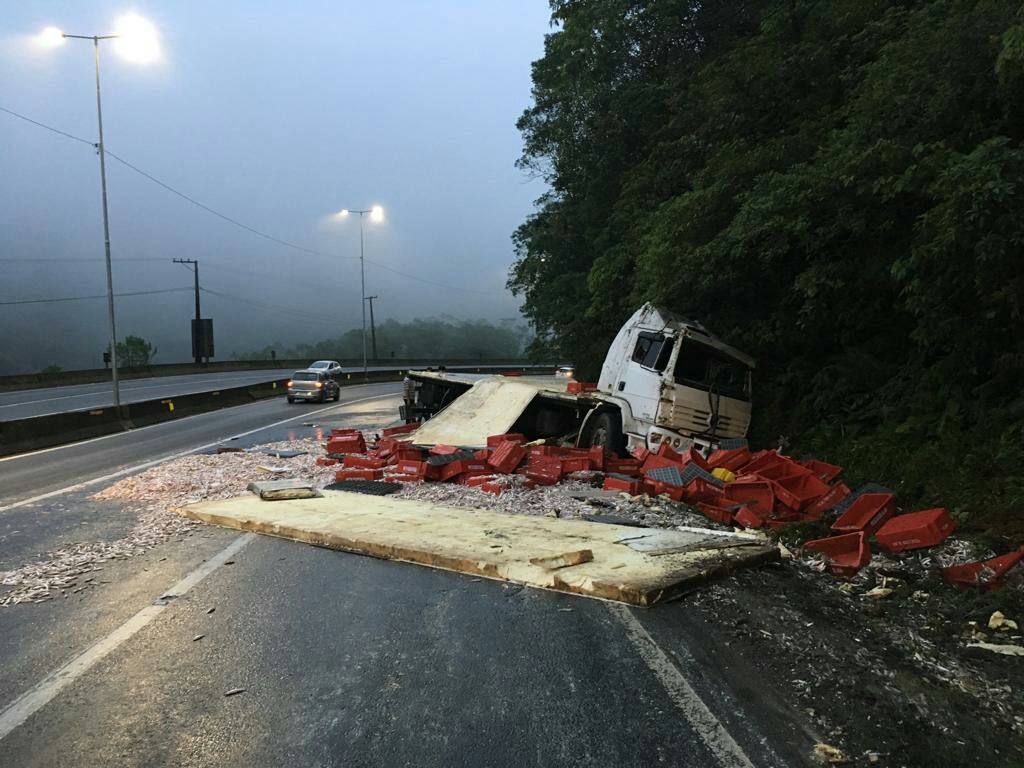 Carga de peixe espalhada na BR-376. | PRF/