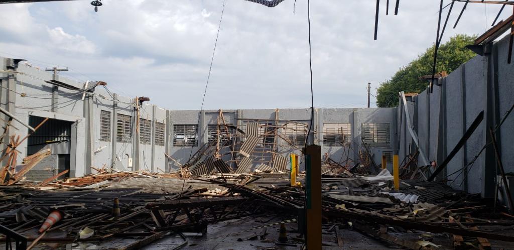 Telhado do depóstio da Polícia Civil no Hauer desabou. | Sinclapol/