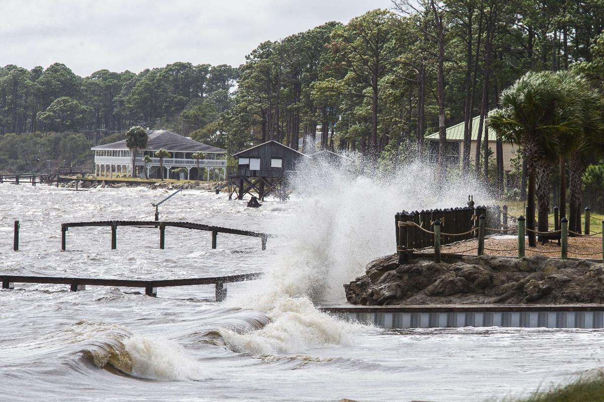 No litoral de Eastpoit, a maré já está mais alta, à medida que o furacão Michael se aproxima | MARK WALLHEISER/AFP