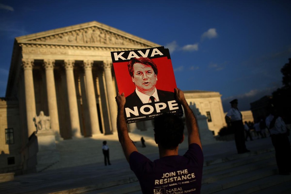 Manifestantes protestam contra Brett Kavanaugh, nomeado de Trump, do lado de fora do prédio da Suprema Corte dos EUA, em 03 de outubro | WIN MCNAMEE/AFP