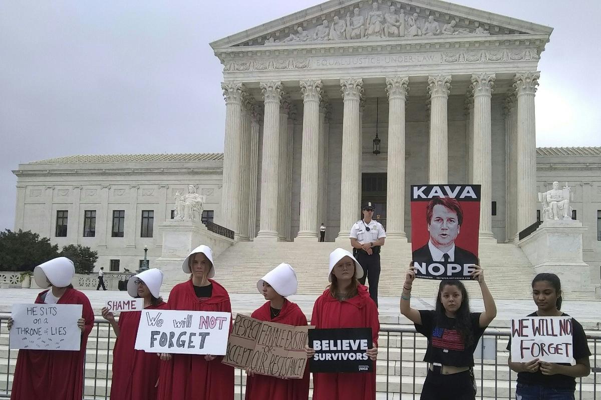 Vestidas como personagens de “The Handmaid's Tale”, ativistas protestam em frente à Suprema Corte dos EUA, em Washington, contra a confirmação de Brett Kavanaugh como ministro do tribunal. | Charlotte Plantine/AFP