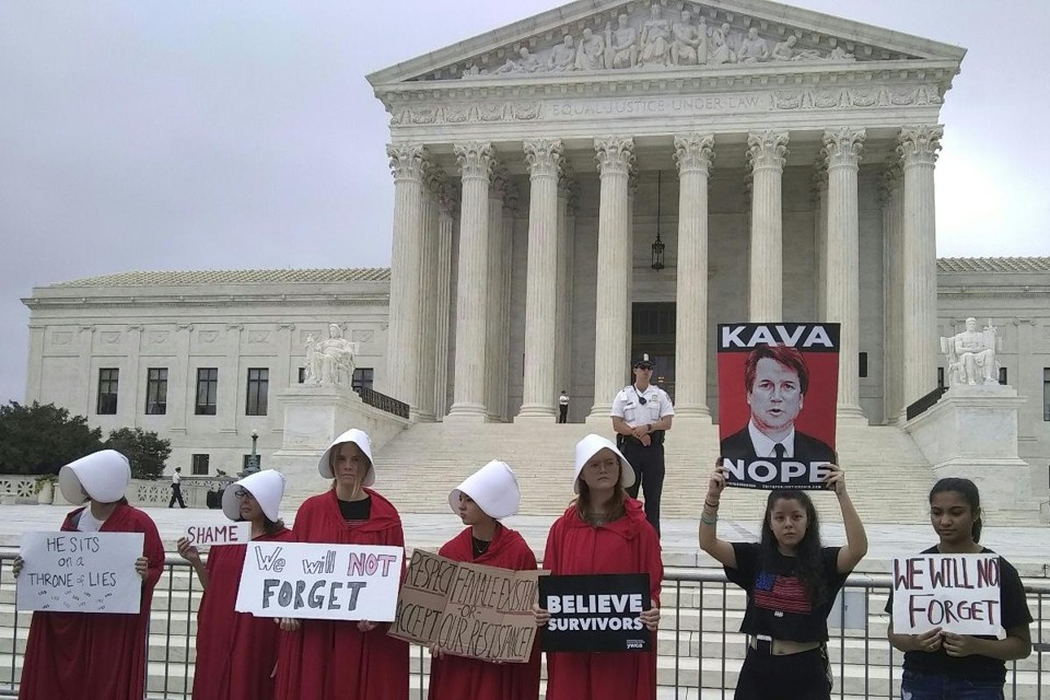 Vestidas como personagens de “The Handmaid's Tale”, ativistas protestam em frente à Suprema Corte dos EUA, em Washington, contra a confirmação de Brett Kavanaugh como ministro do tribunal. | Charlotte Plantine/AFP