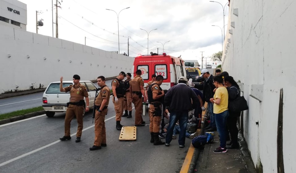 Primeiro, policiais ficaram 10 minutos tentando reanimar a vítima. Depois, equipe do Samu ficou mais 45 minutos até estabilizar o paciente. | Marco Charneski/Tribuna do Paraná