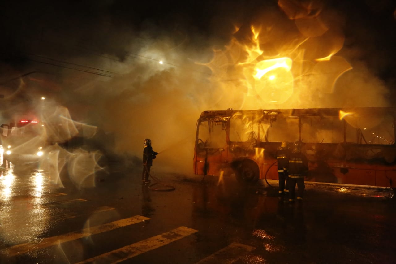 Ato na noite desta quarta-feira no Cajuru terminou com um ônibus incendiado | Lineu Filho/Tribuna do Paraná