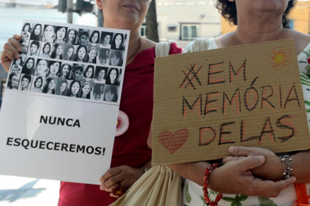 Ato em memória das mulheres vítimas da ditadura militar, em frente ao 1º Batalhão de Polícia do Exército, onde funcionou o antigo Doi-Codi. A imagem é de maio de 2016. | Tânia Rêgo/Agência Brasil
/Fotos Públicas